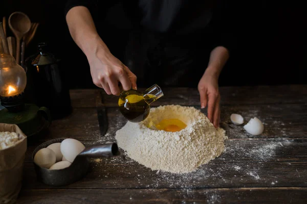 Adımları ingridients ile yemek pasta yapma. Malzemeyi karıştırma: un, yumurta, yağ. Serisi bakın. Adım tarifi ile adım. Kurs veya mutfak karmaşa yemek. Eller bisküvi ve pasta için hamur yapmak.