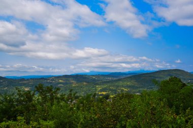 Sonbahar dağ manzarası. Güzel renkli sonbahar manzara orman sıcak renk tonlu vintage tarzı ile. Orman ve Vadisi ve parlak mavi gökyüzü güneşli sonbahar günü muhteşem manzaraya.