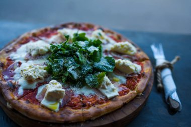 Sebze öğle veya akşam yemeği deniz ürünleri pizza. Lezzetli lezzetli lokanta İtalyanca masaya, geleneksel yan görünümü. Krem peynirli sıcak İtalyan pizza. Gemide lezzetli geleneksel pizza. Yumuşak odak.