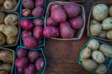 Organik patates. Çiftlik taze sebze. Güzel çekici sepetler içinde görüntülenir. Eko patates satışa açık çiftçilere piyasa. Çiğ patates yemek. Bir raf patates farklı çeşitleri.