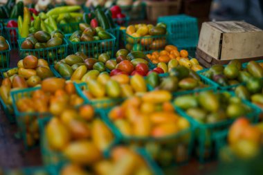 Sepet dolu taze renkli olgun domates aldım. Taze, organik, El Satılık olgun domates bir yol kenarı çiftlik market seçilmiş. Yaz tepsi Pazar tarım çiftlik Organik sebze dolu.