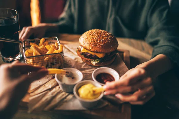 Group Friends Eating Fast Food Friends Eating Burgers While Spending — Stock Photo, Image