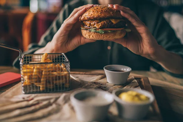 Kadın Elleri Patates Kızartması Ile Burger Cafe Arka Plan Üzerinde — Stok fotoğraf