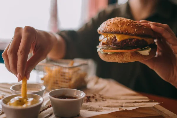 Francouzské Hranolky Kečupem Koši Odlesk Světla Fast Food Lidé Stravovací — Stock fotografie