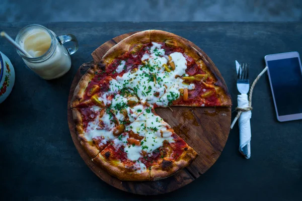 Pizza Margherita Con Pomodori Basilico Mozzarella Fondo Pietra Nera Vista — Foto Stock