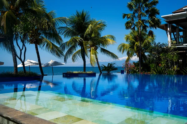 Escalones Mármol Dejan Bajo Agua Piscina Una Playa Costa Tropical — Foto de Stock