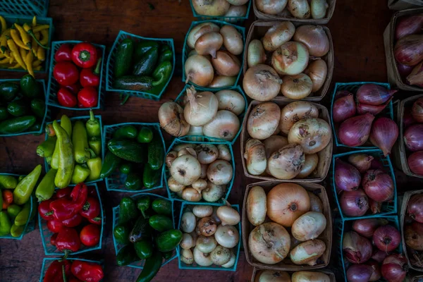 테이블에 수확된 야채입니다 화려한 파프리카 신선한 양파와 풍부한 개념입니다 시장에 — 스톡 사진