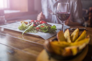 Patates rustik tarzı bir tencerede kızartılır. Yemek ve eğlence kavramı. Kızarmış patates. Lezzetli sıcak patates. Organik sağlıklı gıda. Tonlu görüntü. Seçici odak.