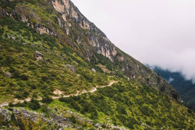 Yüksek dağların zirveleri ile bulutlar ile güzel manzara. Doğal görünümü Everest Ana kampı Nepal giderken. Dağ arka plan. Dağ iz. Himalaya Dağları ile inanılmaz sahne. Doğa.