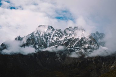 Yüksek dağlar bulutlar mavi gökyüzü ile karlı zirveleri ile. Renkli manzara güzel kayalar ve dramatik bulutlu gökyüzü. Doğa arka plan. Şaşırtıcı dağlar. Seyahat kavramı. Everest bölgesi, Nepal.