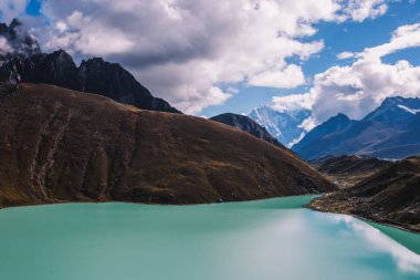 Güzel bulutlar ile dağ. Dağ manzarası. Göl Gokyo RI görüntüleyin. Mavi gökyüzü bulutlu. Himalaya Dağları Nepal, karla kaplı yüksek tepeler ve herhangi bir zamanda çok uzak olmayan Gölü.