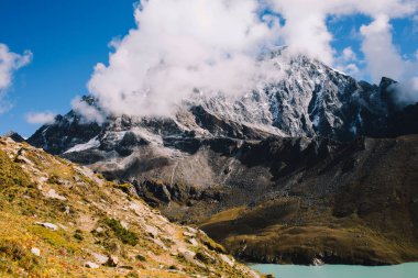 Güzel bulutlar ile dağ. Dağ manzarası. Göl Gokyo RI görüntüleyin. Mavi gökyüzü bulutlu. Himalaya Dağları Nepal, karla kaplı yüksek tepeler ve herhangi bir zamanda çok uzak olmayan Gölü.