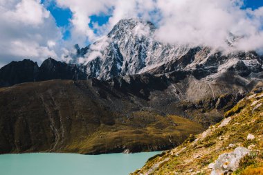 Güzel bulutlar ile dağ. Dağ manzarası. Göl Gokyo RI görüntüleyin. Mavi gökyüzü bulutlu. Himalaya Dağları Nepal, karla kaplı yüksek tepeler ve herhangi bir zamanda çok uzak olmayan Gölü.