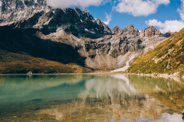 Güzel bulutlar ile dağ. Dağ manzarası. Göl Gokyo RI görüntüleyin. Mavi gökyüzü bulutlu. Himalaya Dağları Nepal, karla kaplı yüksek tepeler ve herhangi bir zamanda çok uzak olmayan Gölü.
