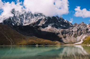 Güzel bulutlar ile dağ. Dağ manzarası. Göl Gokyo RI görüntüleyin. Mavi gökyüzü bulutlu. Himalaya Dağları Nepal, karla kaplı yüksek tepeler ve herhangi bir zamanda çok uzak olmayan Gölü.