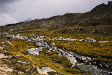 Görünümü muhteşem Himalaya Dağları ile sarı-yeşil çim, ufukta, mavi gökyüzü bulutlu Nepal yüksek dağlarla kaplı. Dağ manzarası. Himalayalar'da seyahat. Everest yol ana kampta.