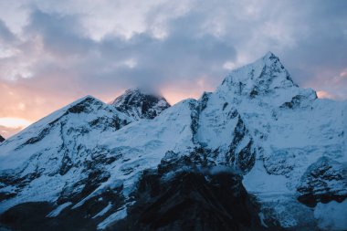 Dağları güzel gökyüzü ile akşam görünümünü Everest Ana kampı, Khumbu Vadisi, Sagarmatha Milli Parkı, herhangi bir zamanda alan, Nepal giderken. Dağlar ridge üzerinde gündoğumu. Karlı dağlar. Günbatımı zamanı.