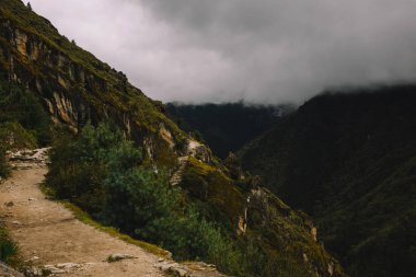 Yüksek dağların zirveleri ile bulutlar ile güzel manzara. Doğal görünümü Everest Ana kampı Nepal giderken. Dağ arka plan. Dağ iz. Himalaya Dağları ile inanılmaz sahne. Doğa.