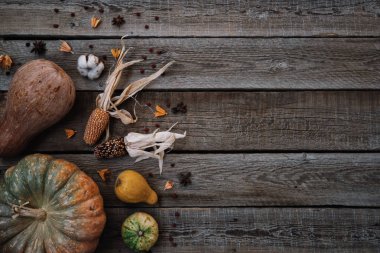 Şükran günü arka plan. Kabak, elma, yaprakları ve baharat kahverengi ahşap zemin üzerinde. Mevsim sonbahar Şükran veya Halloween için arka plan. Tasarım kadar sahte. Yatay, tonlu görüntü.