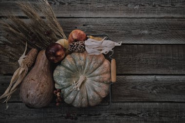 Şükran günü arka plan. Kabak, elma, yaprakları, buğday ve baharat kahverengi ahşap zemin üzerinde. Mevsim sonbahar Şükran veya Halloween için arka plan. Tasarım kadar sahte. Yatay, tonlu görüntü.