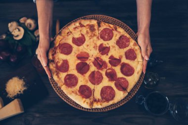 Otel ya da Restoran pizza sunan Şef. Mantar ve salam İtalyan pizza. İtalyan restoranı. Güzel taze pizza iştah açıcı kabuk ile kapatın. İtalyan gıda, pizzacı kavramı.