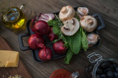 İtalyan yemeği malzemeler rustik koyu arka plan üzerinde yemek. Yemek ve çeşitli sebze malzemelerle yemek sağlıklı vejetaryen. Temiz gıda kavramı. Tonlu görüntü. Üstten görünüm. Sağlıklı gıdalar.