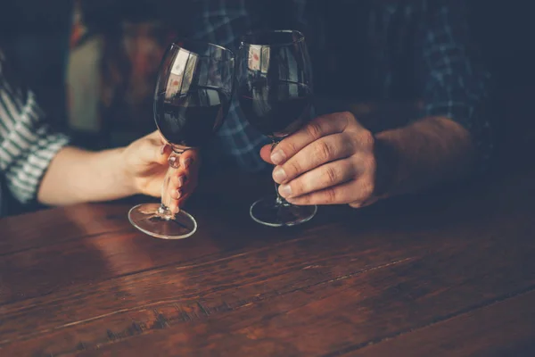 Adam ve kadın gözlük restoranda kırmızı şarap ile kızartma. Şarap cam, seçici odak, hareket bulanıklığı. Bir bardak kırmızı şarap. Sommelier şarap cam içine dökme. Şükran günü.