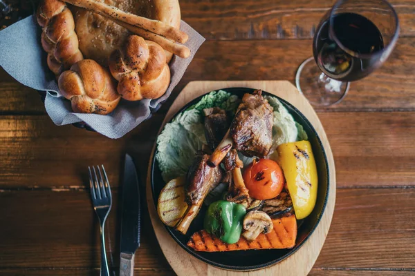 Comida Restaurante Recién Asada Patas Asadas Cordero Adornado Con Verduras — Foto de Stock