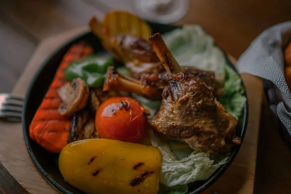 Conceito Alimentação Lazer Jantar Mesa Perna Cordeiro Grelhada Saborosa Com — Fotografia de Stock