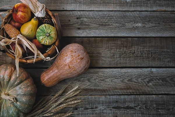 Herbst Hintergrund Mit Herbstblättern Basket Mit Roten Äpfeln Mais Und — Stockfoto