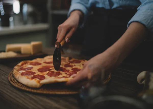 Conceito Comida Família Pessoas Mulher Fazendo Caseiro Para Jantar Casa — Fotografia de Stock