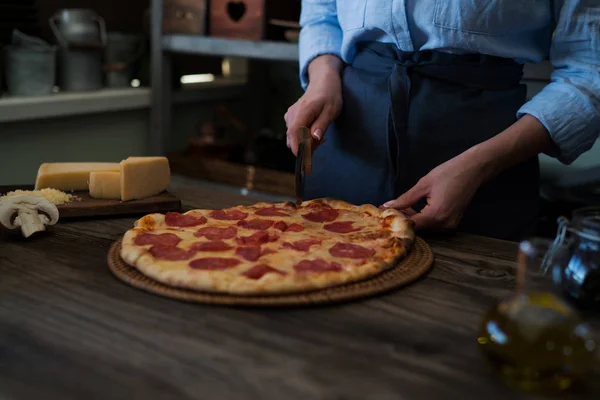 Donna Che Taglia Pizza Fatta Casa Appena Sfornata Sfondo Cucina — Foto Stock