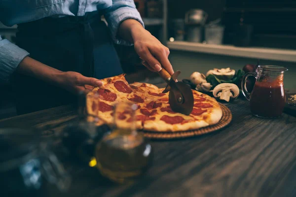 Mulher Corte Fresco Cozido Pizza Caseira Fundo Cozinha Rústica Corte — Fotografia de Stock