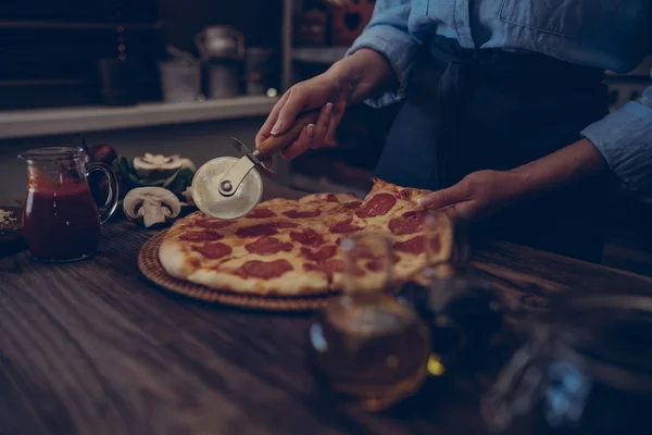 Młoda Kobieta Kuchni Podejmowania Pyszną Pizzę Domu Stole Kuchni Rustykalny — Zdjęcie stockowe