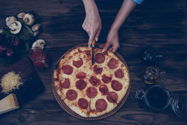 Mulher Corte Fresco Cozido Pizza Caseira Fundo Cozinha Rústica Corte — Fotografia de Stock