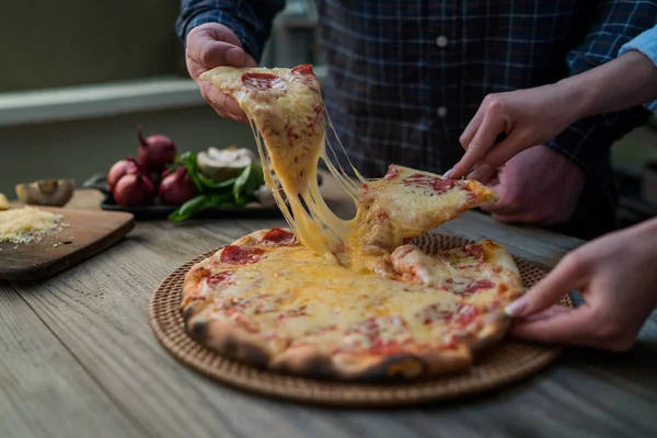 Pizza Americana Com Pepperoni Mussarela Molho Tomate Deliciosa Fatia Pizza — Fotografia de Stock