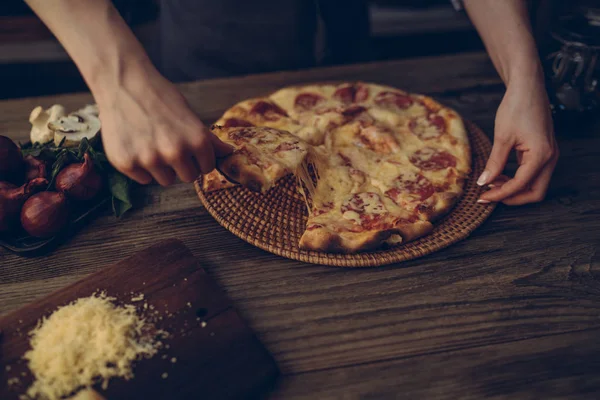 Horká Pizza Plátek Tavením Sýrů Rustikální Dřevěný Stůl Potravinové Přísady — Stock fotografie