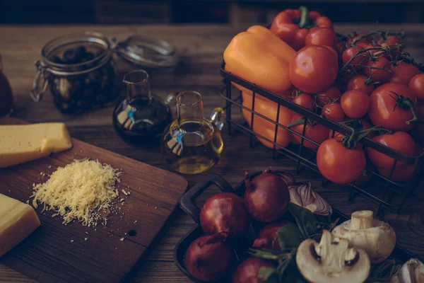 Italské Potraviny Vaření Ingrediencí Tmavém Pozadí Rustikální Zdravé Vegetariánské Jídlo — Stock fotografie