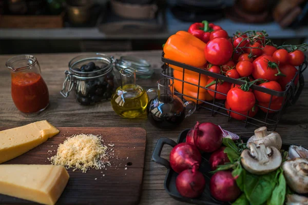 Italiaans Eten Koken Ingrediënten Donkere Rustieke Achtergrond Gezond Vegetarisch Eten — Stockfoto