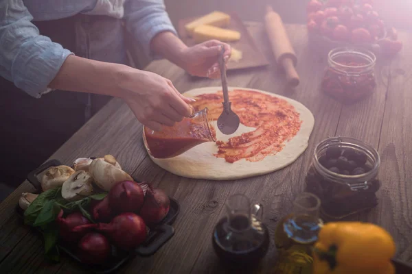 Den Prozess Der Herstellung Von Pizza Teig Von Hand Zubereiten — Stockfoto