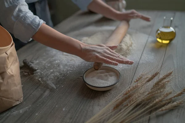 Masa Cruda Casera Sobre Una Mesa Madera Rústica Haciendo Pizza —  Fotos de Stock