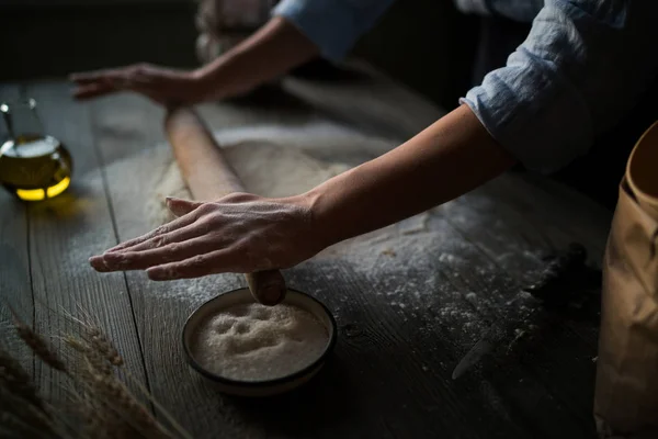 Піца Тісто Інгредієнтами Сільському Дерев Яному Столі Руки Жінки Продовжують — стокове фото