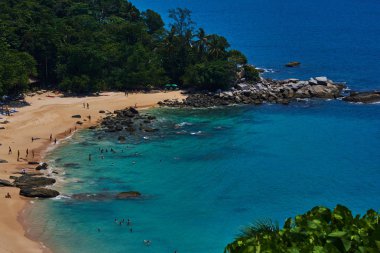 Tropikal beyaz kumlu plaj ile rocky Dağları ve berrak su Hint Okyanusu. Turkuaz taşlarla yemyeşil tropikal orman ile defne görünümünü. Lagün temiz su. Turkuaz su arka plan.