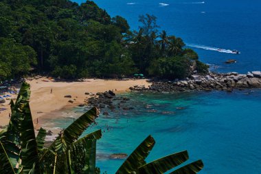 Palmiye ağaçları ile tropikal kumlu plaj. Güzel bir plaj, bot, deniz, tropikal doğa. Arka plan seyahat güneşli yaz.