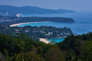 Tropik adada sahil şeridi. Beyaz kum, oteller, villalar ile kumsallarında görünümünü. Ada cennet. Kirpik tropikal orman ve kristal mavi su ile beyaz kum plajları. Seyahat kavramı.