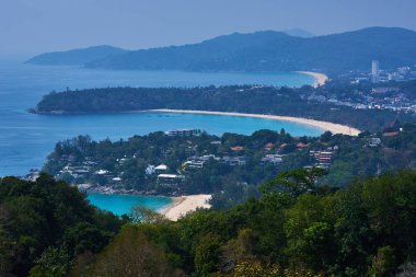 Tropik adada sahil şeridi. Beyaz kum, oteller, villalar ile kumsallarında görünümünü. Ada cennet. Kirpik tropikal orman ve kristal mavi su ile beyaz kum plajları. Seyahat kavramı.