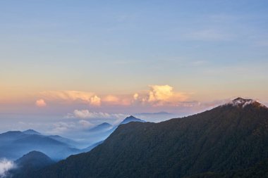 Sis ve bulut dağ Vadi manzarası. Sabah erken, dağlar doğal görünümünü. Kentsel telaş olmadan huzurlu hayatı kavramı.