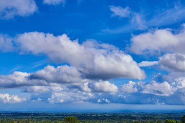 Mavi bir gökyüzü ve bulutlar Valley, yüksek bir manzara ile tropikal bir orman. Vadi yanardağ Agung, Bali, Endonezya'nın eteklerinde bir bakış. Yağmur ormanları manzara ile güzel afiş.