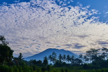 Güzel manzara. Sunrise Agung Yanardağı, Bali Adası yukarıda. Bali dili kutsal dağ Agung sabah gökyüzü bulutlar bir sürü çerçevede siluet. Güzellik dünya. Harika sabah.