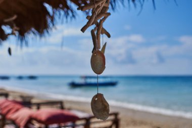 Ahşap şezlong üzerinde Cennet plaj rahatlatıcı. Tropikal tatil için eğlence. Yaz sabah okyanus manzaralı. Tropikal deniz plaj sakin sahne çare. Rahatlatıcı bir atmosfer. Seyahat kavramı.